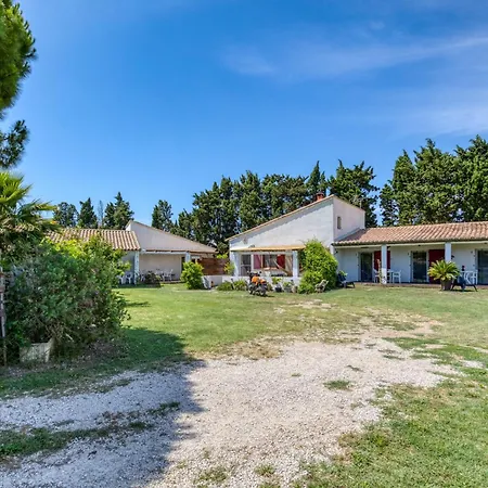 Mas Des Cypres-ensemble De 4 Mazets Holiday home Saintes-Maries-de-la-Mer